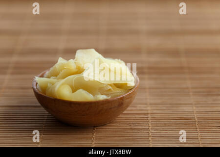 Eingelegter Ingwer Schichten in Houten auf Bambus Matte. Stockfoto