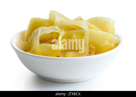 Eingelegter Ingwer Schichten aus weisser Keramik Schüssel isoliert auf Weiss. Stockfoto