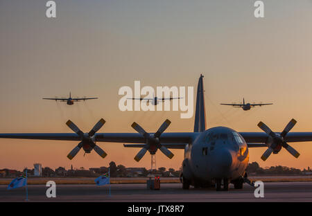 Drei C-130 Hercules Transportflugzeuge in einem niedrigen Niveau flypast in 2013 der 70. Jahrestag der 28 Squadron und 50 Jahre zu feiern, durch die Stockfoto