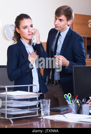 Hadern Sie zwischen wütend Manager und verärgert Arbeitnehmer am Arbeitsplatz Stockfoto