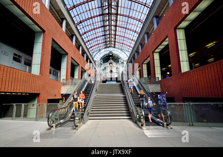 Antwerpen / Antwerpen, Belgien. Hauptbahnhof Antwerpen/Bahnhof Antwerpen-Centraal. (Louis Delacenserie: 1905) Fahrtreppen auf die Plattformen Stockfoto