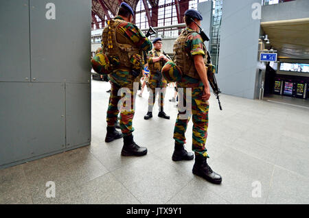 Antwerpen / Antwerpen, Belgien. Hauptbahnhof Antwerpen/Bahnhof Antwerpen-Centraal. Bewaffnete Soldaten Stockfoto