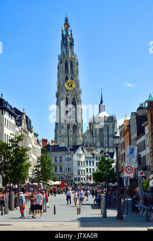 Antwerpen, Belgien. Die Kathedrale von spire und Suikerrui (Straße) von Steenplein gesehen Stockfoto