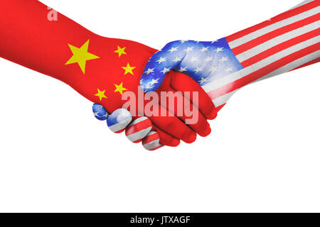 Handshake zwischen China und den Vereinigten Staaten von Amerika mit Fahnen auf die Hände des Kindes in isolierten weißen Hintergrund gemalt Stockfoto