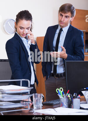 Zwischen wütenden Manager und Mitarbeiter im Innenbereich Wrangle umgekippt Stockfoto