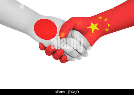 Handshake zwischen China und Japan mit Fahnen auf die Hände des Kindes in isolierten weißen Hintergrund gemalt Stockfoto