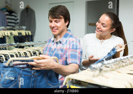 Junges Paar neue Paar der blauen Jeans bei Store Stockfoto