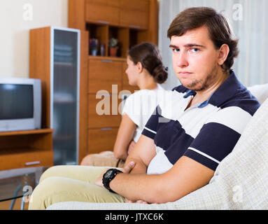 Gewöhnlichen jungen Paar betont und in Konflikt im Wohnzimmer Stockfoto