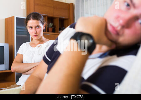 Junges Paar in Konflikt im Wohnzimmer betonte Stockfoto