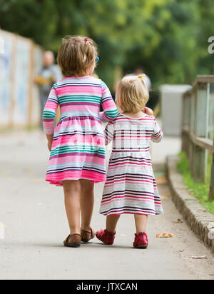 Ansicht der Rückseite zwei Kinder auf der Straße Stockfoto