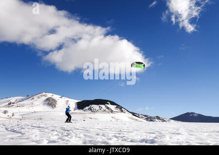 Snowkiter seine Fahrt Stockfoto