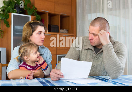 Ernsthaft verärgert Eltern diskutieren elterlichen Vormundschaft vor der Scheidung Stockfoto