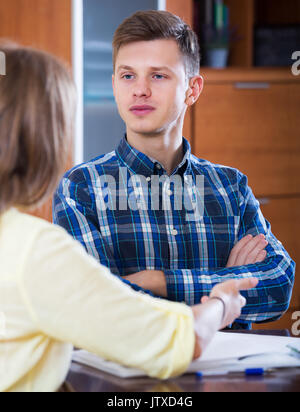 Zwei positive Kollegen arbeiten mit Dokumenten in Office Stockfoto