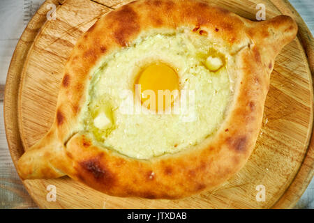 Adschariens traditionelle Fladenbrot - KHACHAPURI oder hachapuri Stockfoto