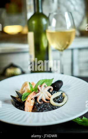 Schüssel Risotto mit Tintenfisch auf grau Platte jpg Stockfoto