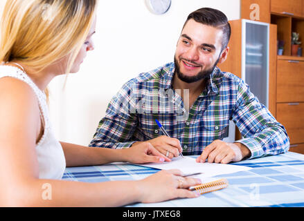 Junge weibliche banking Agent in schlechte Nachrichten für gebrochene Client im Innenbereich Stockfoto
