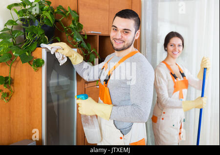 Reinigung der Räumlichkeiten junges Team ist bereit zu arbeiten Stockfoto