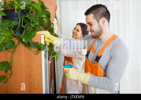 Portrait von Reinigung Räumlichkeiten Team ist bereit, im Zimmer zu arbeiten Stockfoto