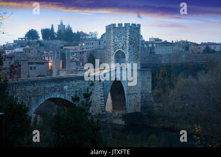 Morgen viwe von mittelalterlichen Befestigungsanlagen und der Brücke. Besalu, Katalonien Stockfoto