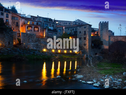 Am Abend Foto der mittelalterlichen Stadt. Besalu, Katalonien Stockfoto