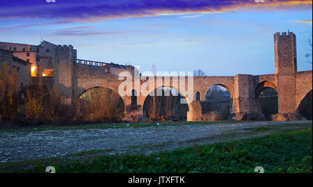 Twilight Foto von mittelalterlichen Brücke mit City Gate. Besalu, Spanien Stockfoto