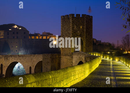 Am Abend Foto von mittelalterlichen steinerne Brücke mit Tor. Besalu, Katalonien Stockfoto