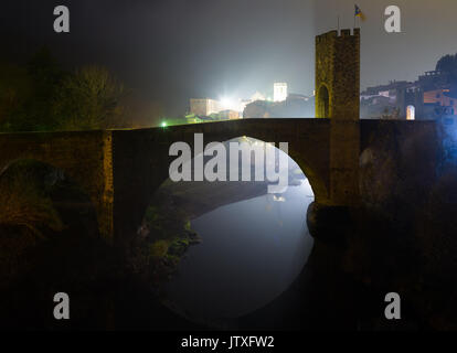 Nacht Foto von mittelalterlichen Befestigungsanlagen und der Brücke. Besalu, Katalonien Stockfoto