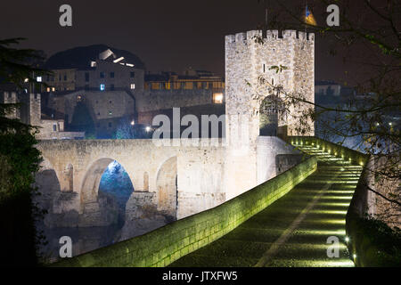 Nacht Foto des alten mittelalterlichen steinerne Brücke mit Tor, im 12. Jahrhundert erbaut. Besalu, Katalonien Stockfoto