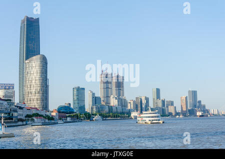 Sie suchen den Fluss Huangpu in Shanghai, China. Stockfoto