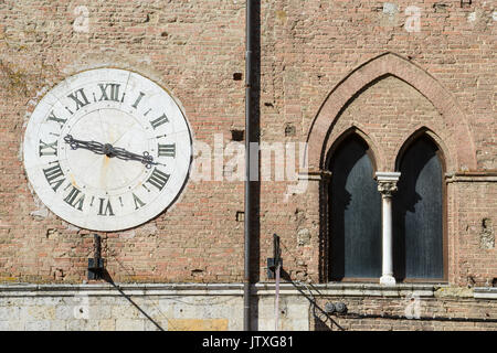 Detail der Salimbeni Palast auf der Piazza del Duomo in Siena in Italien Stockfoto