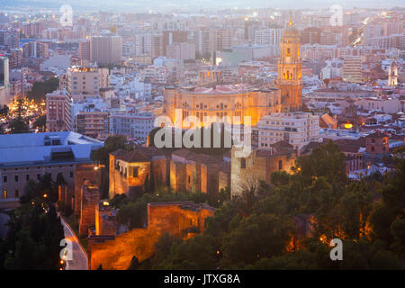 Alte Wohnviertel in Malaga mit Kathedrale in der Nacht. Spanien Stockfoto