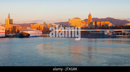 Blick auf Malaga ab Hafen am Morgen. Spanien Stockfoto