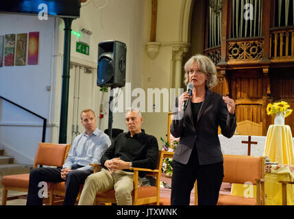 Elizabeth Campbell, der Führer von Kensington und Chelsea Rates reden in öffentlichen Sitzung der Anwohner in Notting Hill Methodist Church in der Nähe der Brandkatastrophe in der Grenfell Tower in London, England, UK Stockfoto