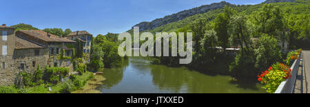 Panorama der Stadt St-Antonin-Noble-Val, Royal, Frankreich. Diese Ansicht wird von der Brücke über den Fluss Aveyron im Sommer. Stockfoto