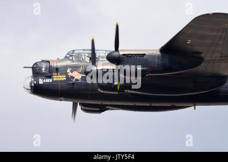 Royal Air Force Battle of Britain Memorial Flug Avro Lancaster bei einer Flugschau. Kürzlich neu lackiert als „Leader“ Stockfoto