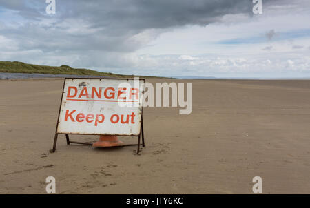 Gefahr halten sich auf leeren Strand Warnung von Waffen testen auf Pendine Sands, Carmarthenshire, Wales Stockfoto