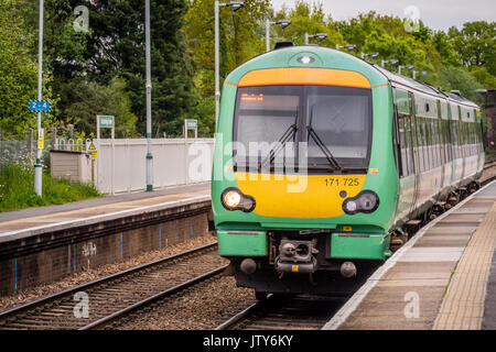 London, England - April 2017: London Overground Zug, in South West in London, Großbritannien Stockfoto