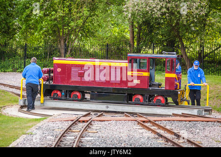 London, England - Mai 2017: Gauge touristischen Zug Lokomotive ändern aluminiumwalzprodukte Schmal, Ruislip Lido, London, UK Stockfoto