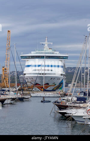 Großes Kreuzfahrtschiff im Hafen Palamos in Spanien, AIDA Aura aus Italia, Länge 203 m, Passagiere 1497, August 09, 2017, Spanien Stockfoto