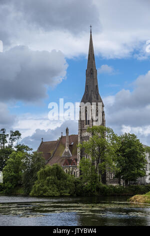 St. Alban Kirche (den engelske Kirke) mit See in Kopenhagen, Dänemark, Europa Stockfoto