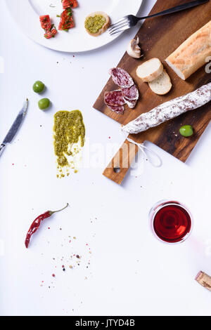 Salami mit Brot und Wein, Snacks und Vorspeise. Ansicht von oben, kopieren. Stockfoto