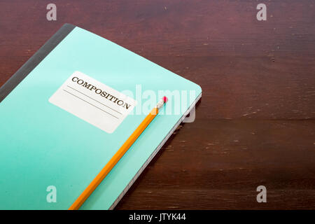 Zusammensetzung Notizblock und Bleistift auf eine Tabelle mit Zeilen für Schreiben Stockfoto