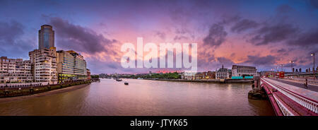 London, England - 26. Juli 2017: Panorama der Themse als aus der Blackfriars Bridge gesehen, mit Oxo- und South Bank Towers Gebäude auf der linken Seite Stockfoto