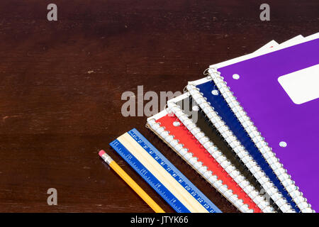 Mit Notebooks mit Lineal und Bleistift auf einem Tisch Stockfoto
