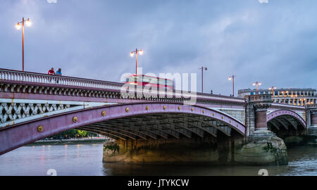 London, England - 26. Juli 2017: Double Decker Bus durch die Blackfriars Bridge in der Dämmerung gehen, London Stockfoto