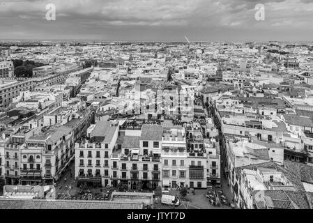 Sevilla, Spanien - 20. Mai 2014: Luftaufnahme von Sevilla, Spanien, aus dem Giralda Turm bei bewölktem Himmel. Die Schwarz-Weiß-Fotografie. Stockfoto