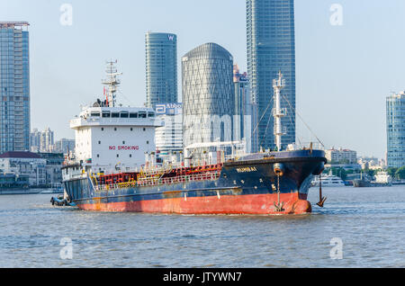 Ein Frachtschiff in Mumbai, Indien Reisen auf den Fluss Huangpu in Shanghai, China. Stockfoto