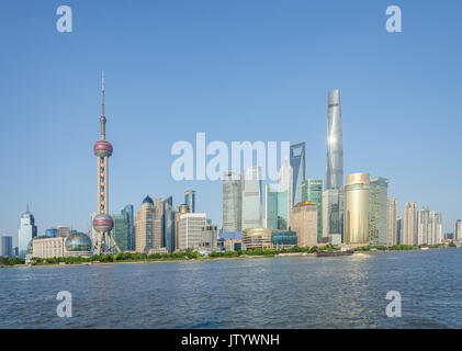 Blick über den Huangpu Fluss aus dem Bund im Finanzviertel Lujiazui in Shanghai, China. Stockfoto