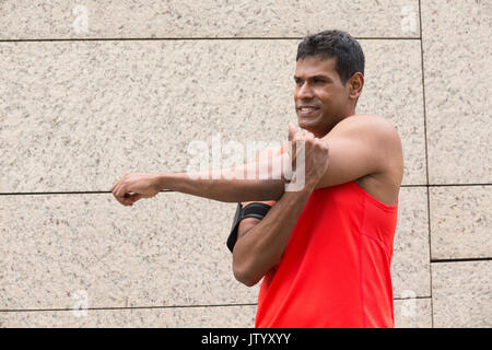 Athlet Inder stretching draußen in der Stadt. Männliche Fitness Concept. Stockfoto