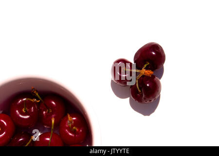 Kirsche. Kirschen in weiße Schüssel. Cherry auf weißem Hintergrund. Stockfoto